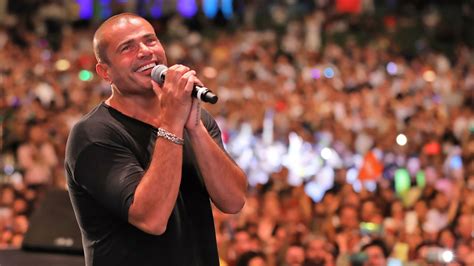 Amr Diab Concert Extravaganza: A Fusion of Music and Cultural Spectacle!