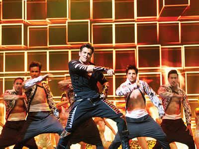 Hrithik Roshan's Bollywood Extravaganza: A Night of Shimmering Dance and Enthralling Storytelling!